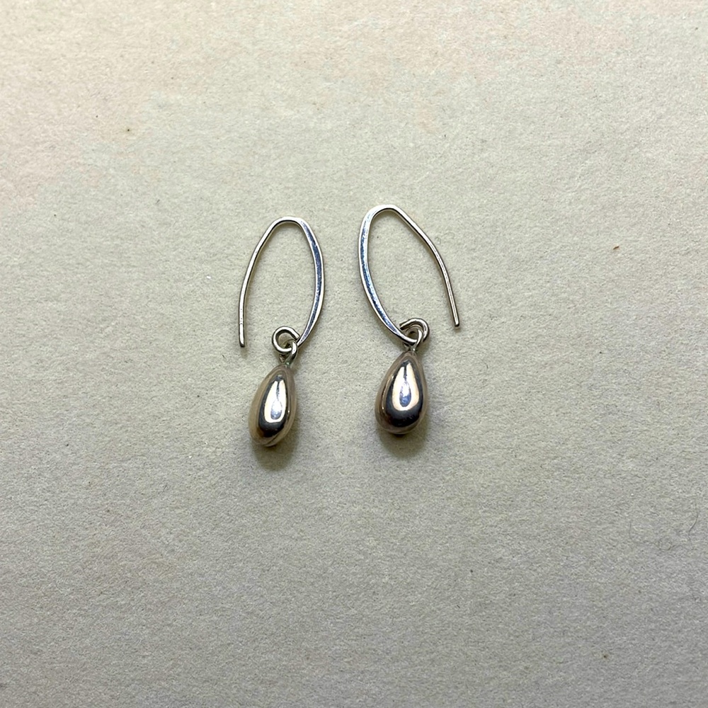 Sterling Silver teardrop earrings. 925 stamp.